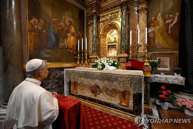 기도하는 레오 14세 교황 (로마 AFP=연합뉴스) 레오 14세 교황이 10일(현지시간) 이탈리아 로마 외곽 제나차노에 위치한 '착한 의견의 어머니 성지'를 방문해 성화 앞에서 기도하고 있다. 2025.05.10 photo@yna.co.kr [바티칸 미디어 제공. 재판매 및 DB 금지]