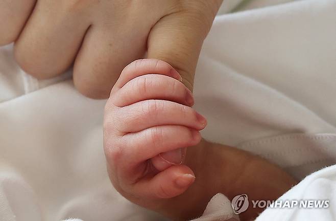 엄마와 따뜻한 교감 [연합뉴스 자료사진]