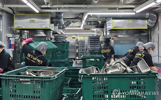 7단계 거치는 다회용기 세척 (서울=연합뉴스) 이승연 기자 = 지난 9일 서울 강남구에 위치한 리턴잇 세척장에서 직원들이 회수된 다회용기를 씻고 있다. 2025.5.11