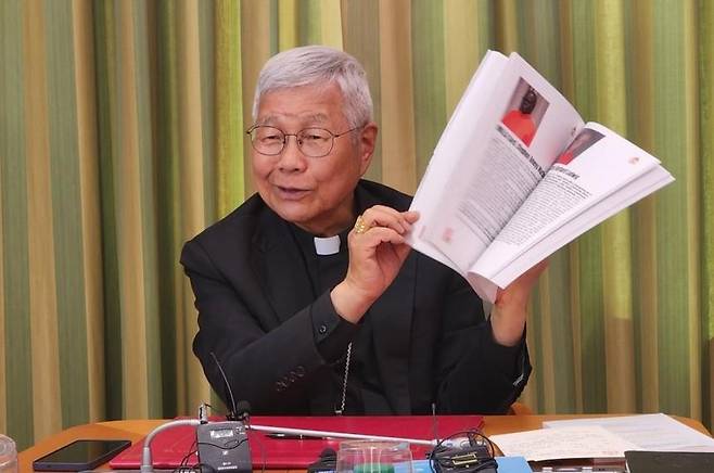 추기경단 명부 소개하는 유흥식 추기경 (바티칸=연합뉴스) 신창용 특파원 = 교황청 성직자부 장관인 유흥식 추기경이 9일(현지시간) 교황청 성직자부 청사에서 한국 취재진과 간담회를 열었다. 유 추기경이 이 자리에서 콘클라베 참고자료로 배포된 추기경단 명부를 들어서 보여주고 있다. 2025.05.09 changyong@yna.co.kr