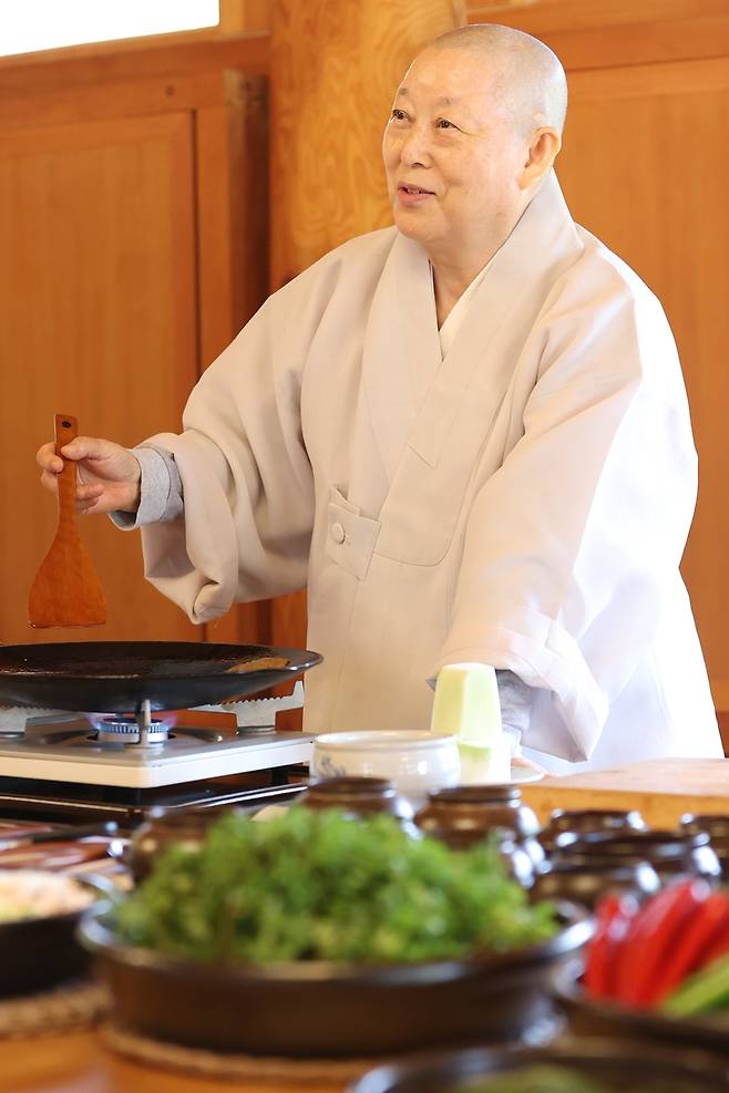 사찰음식 만드는 계호스님 (서울=연합뉴스) 강민지 기자 = 진관사 회주 계호스님이 4월 23일 서울 은평구 진관사에서 사찰음식을 만들고 있다. 2025.5.11
    mjkang@yna.co.kr