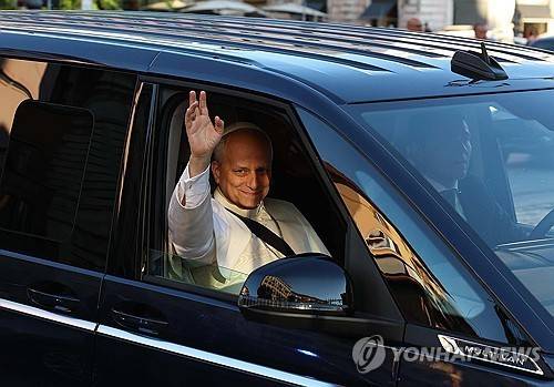손 흔드는 레오 14세 교황 (로마 EPA=연합뉴스) 레오 14세 교황이 10일(현지시간) 전임 프란치스코 교황이 안장된 이탈리아 로마 시내 산타 마리아 마조레 대성전에 도착해 신자들의 환호에 손을 들어 인사하고 있다. 2025.05.10 photo@yna.co.kr
