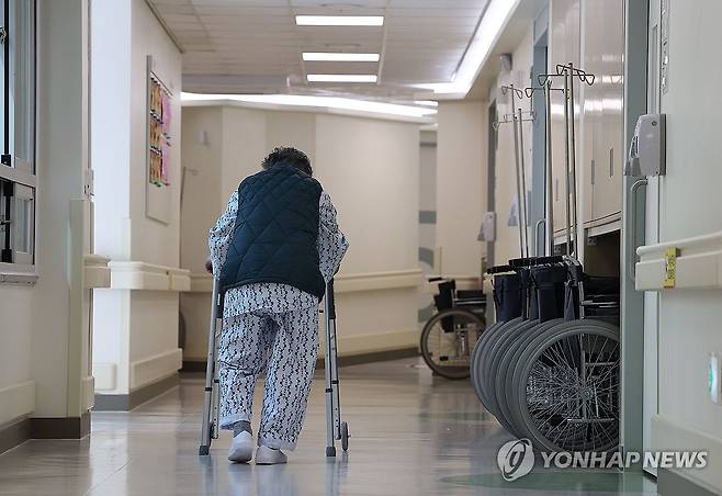 중증 치매환자 전담병원, 서울 서북병원서 개원 (서울=연합뉴스) 류영석 기자 = 4일 서울 지역 첫 치매안심병원으로 지정된 은평구 서북병원에서 한 어르신이 재활운동을 하고 있다. 2024.4.4 ondol@yna.co.kr