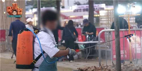 지역 축제에서 농약 분무기에 사과주스를 담아 살포하는 더본코리아 직원 [디시인사이드 캡처. 재판매 및 DB 금지]