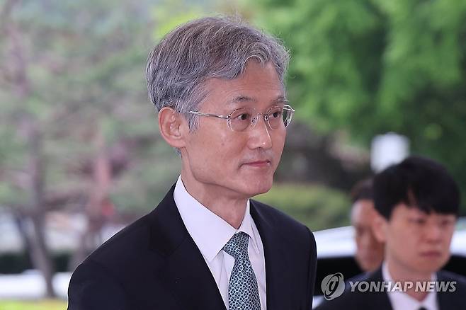 조희대 대법원장 출근 (서울=연합뉴스) 서대연 기자 = 조희대 대법원장이 9일 서울 서초구 대법원으로 출근하고 있다. 2025.5.9 dwise@yna.co.kr