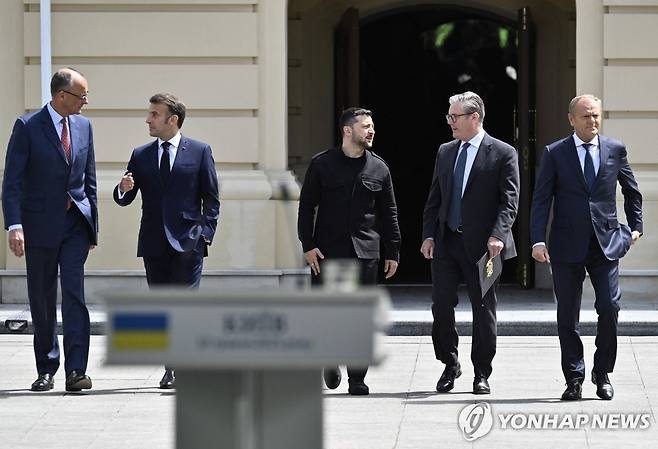 기자회견하는 볼로디미르 젤렌스키 우크라이나 대통령과 유럽 4개국 정상 [AFP=연합뉴스]