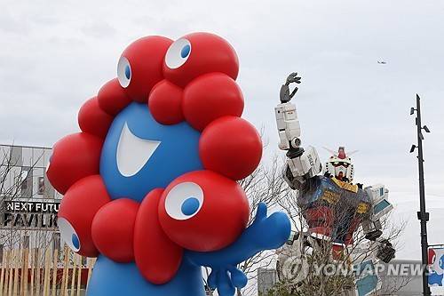 오사카엑스포 캐릭터 '먀쿠먀쿠'와 건담 (오사카=연합뉴스) 박상현 특파원 = 오사카·간사이 만국박람회(오사카 엑스포)가 개막한 지난 4월 13일 엑스포 캐릭터인 '먀쿠먀쿠'와 대형 건담 모형의 모습.