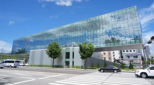 캔틸레버 구조로 만들어진 퇴계동 행정복지센터 [춘천시 제공.재판매 및 DB 금지]