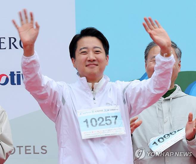 손 흔드는 이준석 (부산=연합뉴스) 손형주 기자 = 개혁신당 이준석 대선 후보가 11일 오전 부산 해운대구 벡스코 일대에서 열린 다이아몬드브릿지 걷기축제에 참가해 시민들에게 인사하고 있다. 2025.5.11 handbrother@yna.co.kr