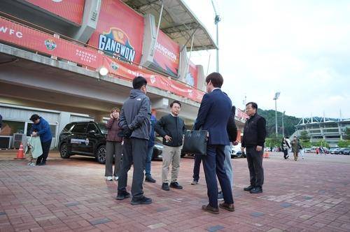 이달 3일 강원FC 홈경기 입장 제지당한 육동한 시장 [춘천시 제공. 재판매 및 DB 금지]