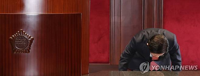 인사하는 김문수 대선 후보 (서울=연합뉴스) 박동주 기자 = 국민의힘 김문수 대선 후보가 11일 서울 여의도 국회에서 열린 의원총회에서 인사하고 있다. 2025.5.11 pdj6635@yna.co.kr