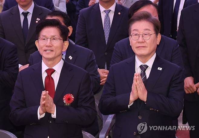 합장하는 이재명-김문수 대선 후보 더불어민주당 이재명 대선 후보(오른쪽)와 국민의힘 김문수 대선 후보가 5월 5일 서울 종로구 조계사에서 열린 불기 2569년 부처님오신날 봉축법요식에서 합장하고 있다. [연합뉴스 자료사진]