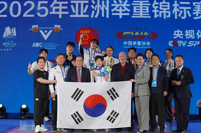 문민희와 대한역도연맹 관계자 [대한역도연맹 제공. 재판매 및 DB금지]