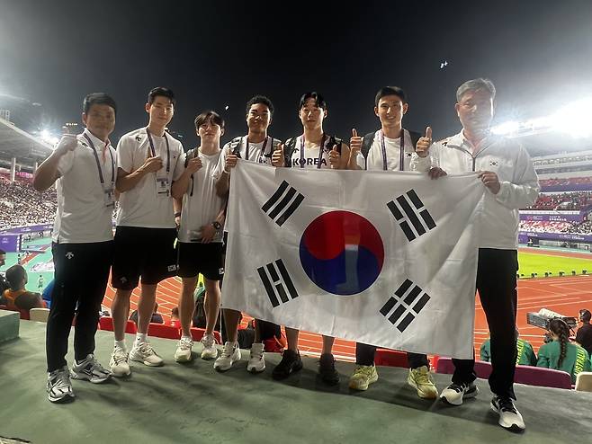 광저우 세계릴레이선수권에 출전한 한국 남자 400ｍ 계주팀 왼쪽부터 하경수 코치, 고승환, 서민준, 나마디 조엘진, 이재성, 이준혁, 최인해 대한육상연맹 부회장. [대한육상연맹 제공. 재판매 및 DB금지]