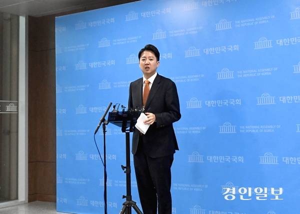 개혁신당 이준석 대선 후보가 기자회견 후 백브리핑에서 취재진의 질의에 답하고 있다. 2025.5.12 /김우성기자 wskim@kyeongin.com