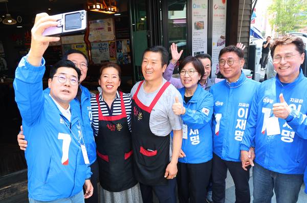 더불어민주당 박찬대 상임 총괄선대위원장과 정은경 총괄선대위원장이 6·3 대통령선거 공식 선거운동 첫날인 12일 인천 중구 신포동에서 더불어민주당 이재명 대선 후보 지원 유세를 하며 시민들과 셀카를 찍고 있다. 2025.5.12 /연합뉴스