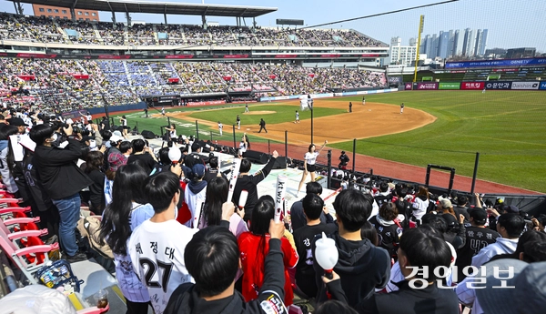 수원시 장안구 KT위즈파크에서 열린 ‘2025 신한 SOL뱅크 KBO 리그 시범경기’ KT 위즈와 LG 트윈스의 경기에서 수많은 관중들이 열띤 응원을 펼치고 있다. 2025.3.9 /이지훈기자 jhlee@kyeongin.com