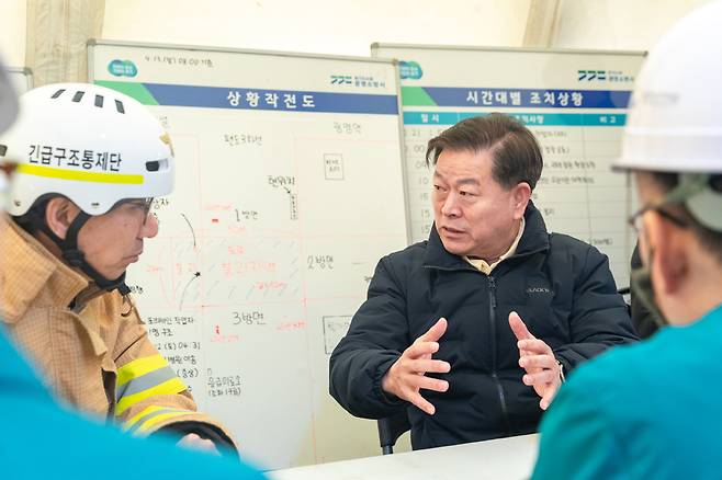 ▲ 광명시가 신안산선 공사현장 붕괴 사고 자체 조사에 착수했다. 사진은 지난달 11일 사고 당시 박승원 시장이 소방당국 관계자와 대책을 논의하고 있다. /사진제공=광명시