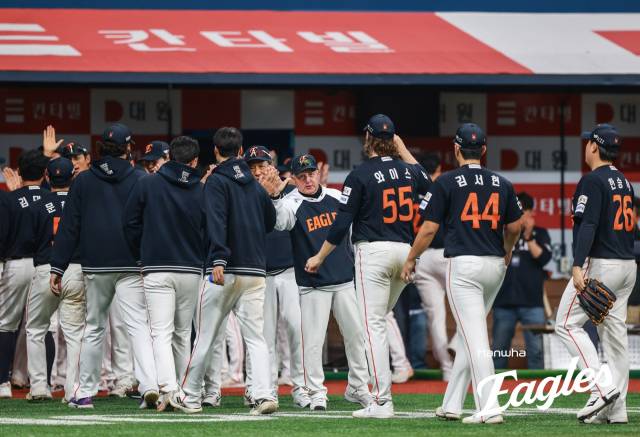 11일 키움전 승리 후 김경문 감독과 선수단. 한화이글스 제공