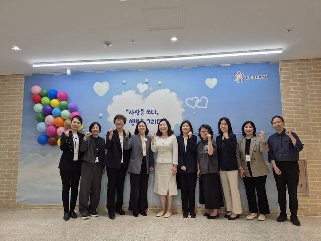 ▲ 신영숙 여성가족부 차관이 12일 충북 청주시 가족센터를 찾아 관계자들과 함께 정책효과를 높이는 방안을 논의했다. /청주시 제공