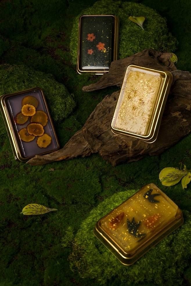 '월별_진가다감'은 매월 변화하는 한국의 아름다운 사계절의 정취와 자연 그대로의 색감을 다식의 재료와 다양한 기법을 통해서 표현하고 있다.