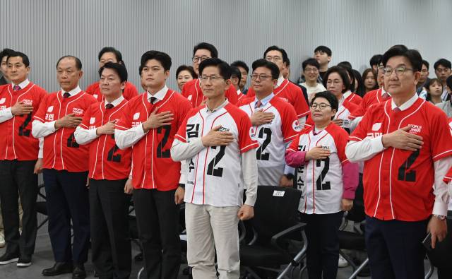 국민의힘 김문수 대선 후보와 권성동 원내대표, 비상대책위원장으로 내정된 김용태 의원 등이 12일 서울 영등포구 여의도 국민의힘 중앙당사에서 열린 중앙선대위 임명장 수여식에서 국민의례를 하고 있다. 연합뉴스