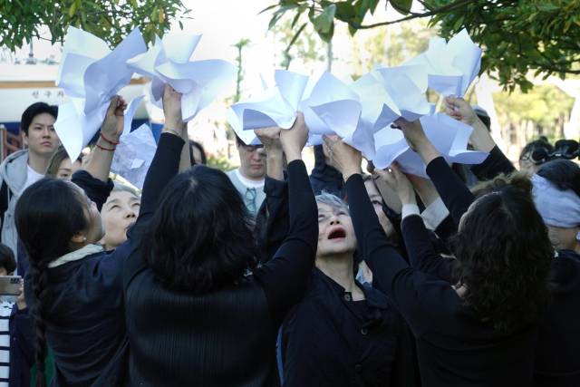 제18회 부산국제즉흥춤축제_강미희 추모 공연 모습. 박희진 사진가 제공