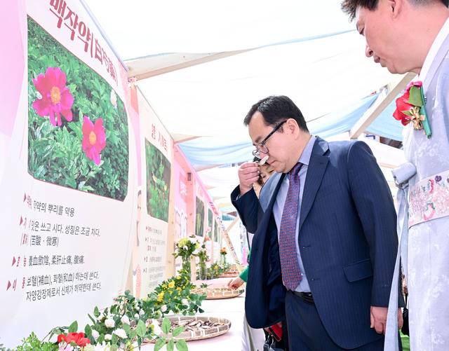홍성주 대구시경제부시장이 한약재 포레스트 존에서 백작약 뿌리향을 맡고 있다. 대구시 제공.