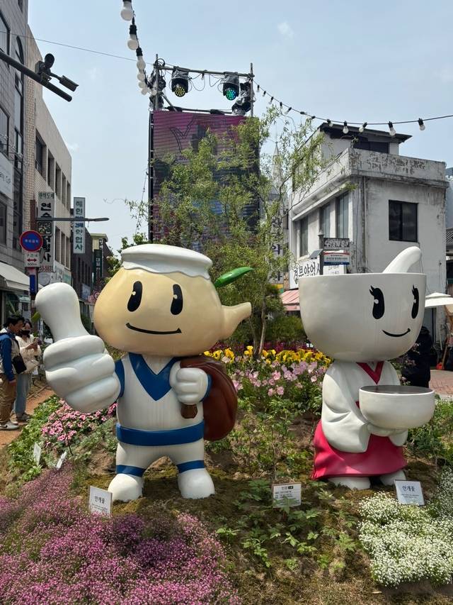 대구약령시한방문화축제의 상징물이 약탕기 모양으로 꾸며져있다. 백성애 인턴