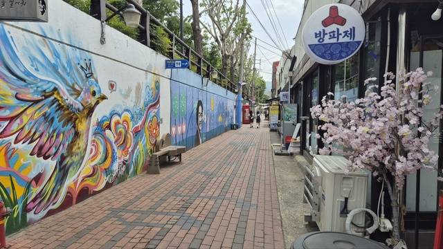김광석 포토존을 따라 걸으니 각종 벽화와 함께 골목 어귀에서 '서른 즈음에' 김광석 노래가 흘러나왔다. 금민아 인턴