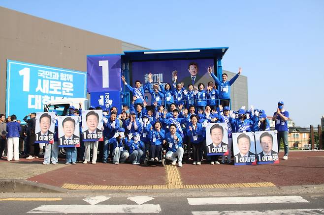 제21대 대통령선거 더불어민주당 진짜 대한민국 제주도당선거대책위원회(이재명 제주선대위)는 공식 선거운동 첫날인 이날 오전 제주시 마리나호텔 사거리에서 출정식을 개최하고, 압도적인 대선 승리를 위한 지지를 호소했다.&nbsp;