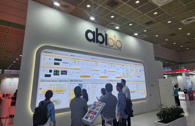 8일 바이오코리아 현장에 마련된 에이비엘바이오 부스. 에이비엘바이오는 최근 GSK에 대규모 기술수출에 성공했다./사진=장종원 기자