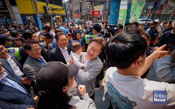 이재명 더불어민주당 대선 후보는 AI 등 신산업 집중육성을 통한 경제강국 실현을 비롯해 공정경제 정착, 민주주의 회복 등을 주요 대선 공약으로 내걸었다. ⓒ더불어민주당