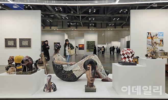 ‘아트부산 2025’ 아라리오갤러리 전경. ‘바람구멍 양각’(2024), ‘누운 인물’(2022) 등 입구에 놓인 권오상 작가의 크고 작은 조각작품들이 마치 작가의 개인전을 옮겨놓은 듯하다(사진=오현주 문화전문기자).