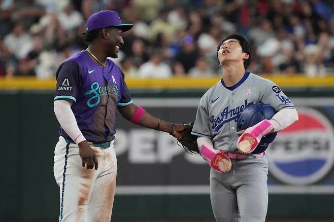 LA다저스의 김혜성이 비디오 판독 끝에 아웃 판정을 받자 아쉬움을 감추지 못하고 있다. 사진=AFPBBNews