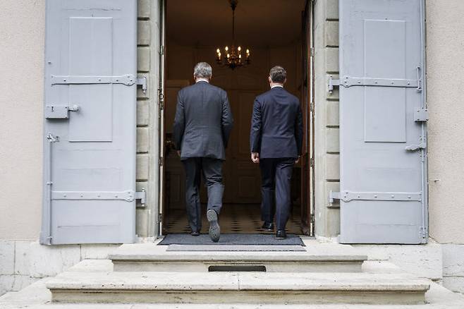 스콧 베센트(왼쪽) 미국 재무장관과 제이미슨 그리어 미국 무역대표부 대표가 11일(현지시간) 스위스 제네바에서 미중 경제 무역 고위급 회담을 위해 이동하고 있다. (사진=AFP)