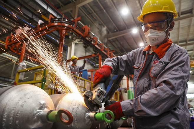 중국 동부 장시성에 위치한 한 수출용 자동차 가스 실린더 공장.(사진=AFP)