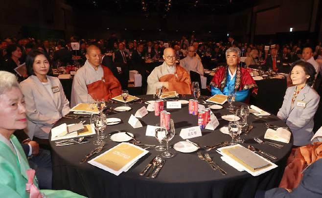 이재명 더불어민주당 대선 후보의 부인 김혜경 씨와 김문수 국민의힘 대선 후보의 부인 설난영씨가 12일 서울 중구 신라호텔에서 열린 중앙신도회 창립 70주년 기념식에 참석해 있다. (사진=연합뉴스)