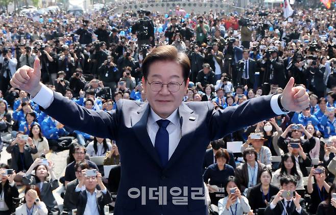 이재명 더불어민주당 대선 후보가 6·3 대통령선거 공식 선거운동 첫날인 12일 서울 광화문 청계광장에서 열린 출정식 및 첫 유세에 서 손을 들어 인사하고 있다.(사진=방인권기자)