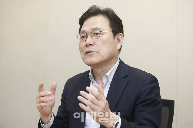 [이데일리 이영훈 기자]최종구 국제금융협력대사가 12일 이데일리와의 인터뷰에서 최근 한국경제 설명회에서 만난 외국인 투자자의 관심사와 의견에 대해 설명하고 있다.