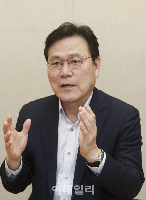 [이데일리 이영훈 기자] 최종구 국제금융협력대사가 12일 이데일리와의 인터뷰에서 최근 한국경제 설명회에서 만난 외국인 투자자의 관심사와 의견에 대해 설명하고 있다.