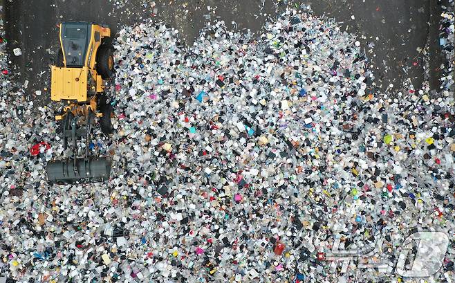 자원순환의 날인 6일 경기 수원시 영통구 수원시자원순환센터에 플라스틱 재활용 쓰레기가 쌓여 있다. 2024.9.6/뉴스1 ⓒ News1 김영운 기자