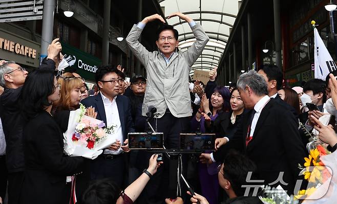 김문수 국민의힘 대통령 후보가 6일 경북 포항시 죽도시장에서 시민들과 인사하며 손하트를 그리고 있다. 2025.5.6/뉴스1 ⓒ News1 김민지 기자