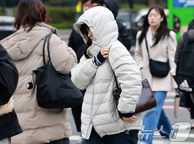 아침 최저기온이 평년보다 3~8도가량 낮은 쌀쌀한 날씨를 보인 14일 오전 서울 종로구 광화문 네거리에서 직장인들이 출근길을 서두르고 있다. 2025.4.14/뉴스1 ⓒ News1 김진환 기자