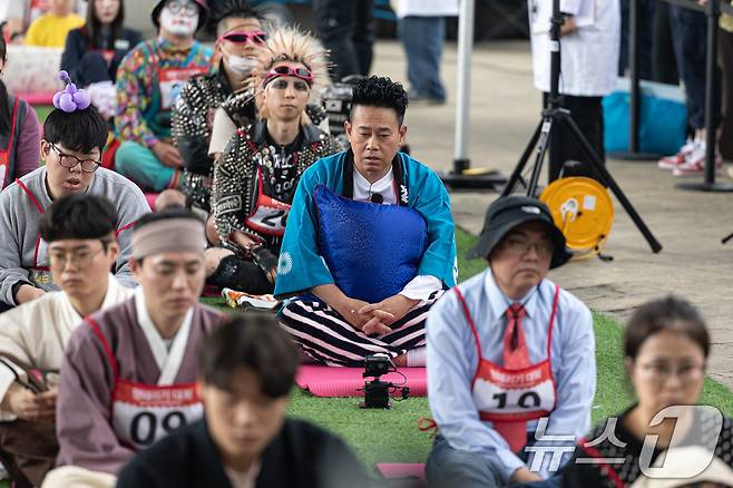 11일 오후 서울 서초구 잠수교에서 열린 '2025 한강 멍때리기 대회' 참가자들이 멍하니 있다. 2025.5.11/뉴스1 ⓒ News1 이승배 기자