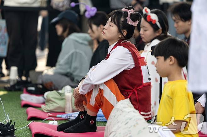 11일 오후 서울 서초구 잠수교에서 열린 '2025 한강 멍때리기 대회' 참가자들이 멍하니 있다. 2025.5.11/뉴스1 ⓒ News1 이승배 기자