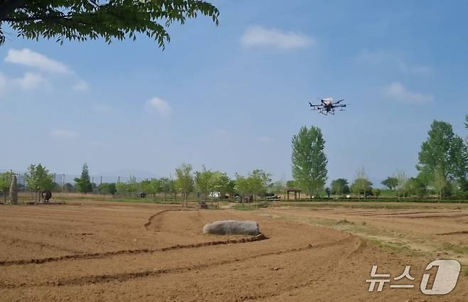 자율 임무형 드론 시스템을 활용해 작업을 하고 있다.(부산시농업기술센터 제공. 재판매 및 DB 금지)