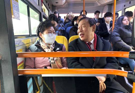 대중교통의 날 시내버스를 이용하는 최민호 세종시장( 앞쪽 오른쪽). (세종시 제공. 재판매 및 DB 금지)