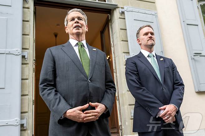 11일(현지시간) 스위스 제네바에서 스콧 베선트 미국 재무장관과 제이미슨 그리어 무역대표부(USTR) 대표가 미중 무역 회담 직후 약식 기자회견을 갖고 있다. ⓒ 로이터=뉴스1 ⓒ News1 박형기 기자