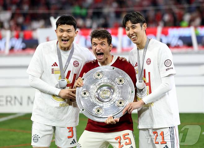 분데스리가 우승 세리머니 후 기념사진을 찍는 김민재(왼쪽)ⓒ 로이터=뉴스1